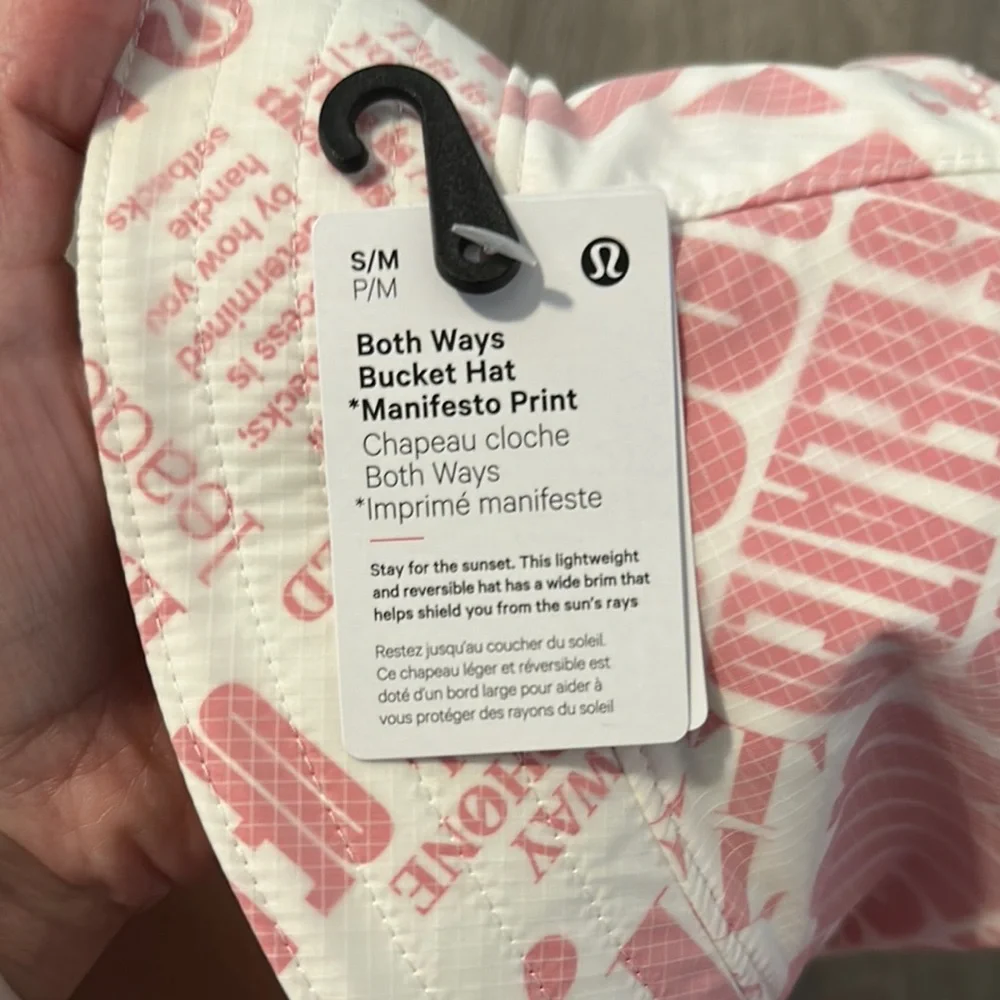 Lululemon NWT S/M Both Ways Reversible Bucket Hat in Manifesto Print &‎ Bone